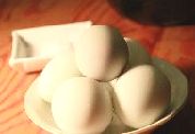 平部屋飼育で有機ニラを大量に食べて育つ鶏の有精卵は健康の源！！