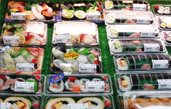 結構な種類のお寿司が所狭しと並びます。