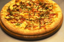 釜も生地も有機野菜も手作りの特製ピザ